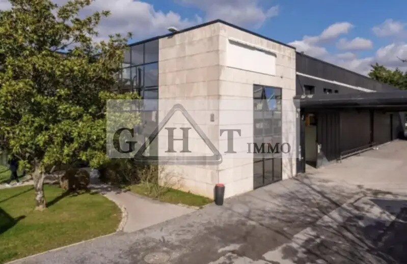 Location Entrepôt 2 596 m² - Photo 1