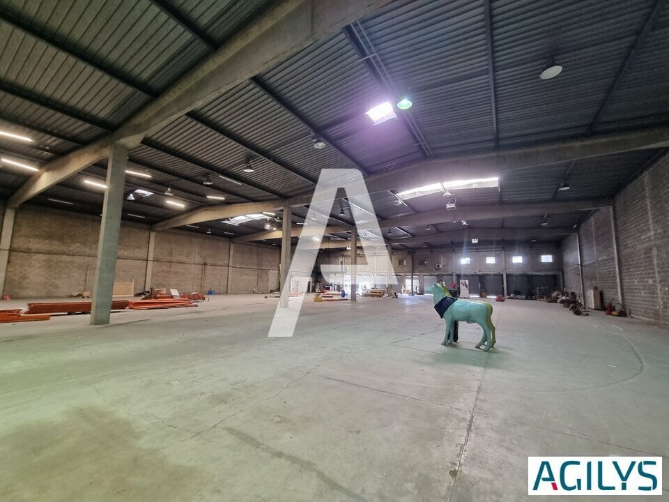 Location Entrepôt 2 327 m² - Photo 1