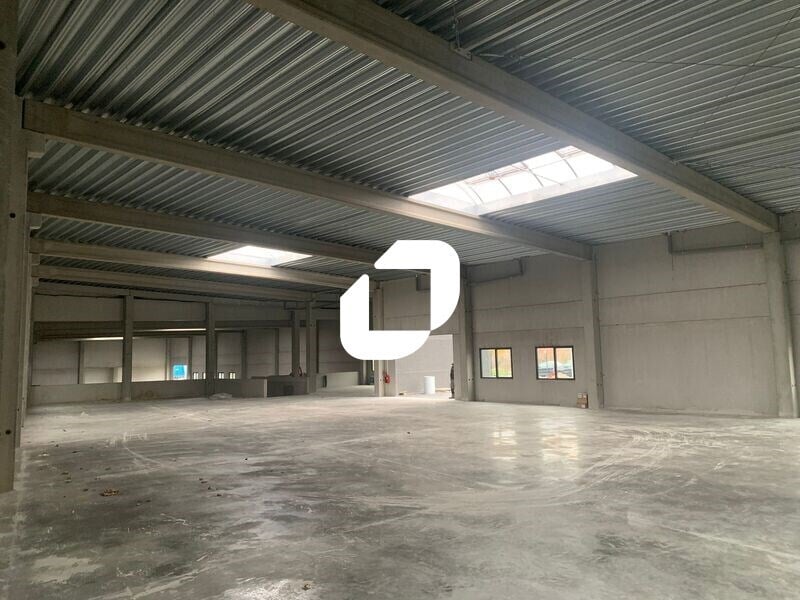 Location Local d'activités 1 500 m² - Photo 1