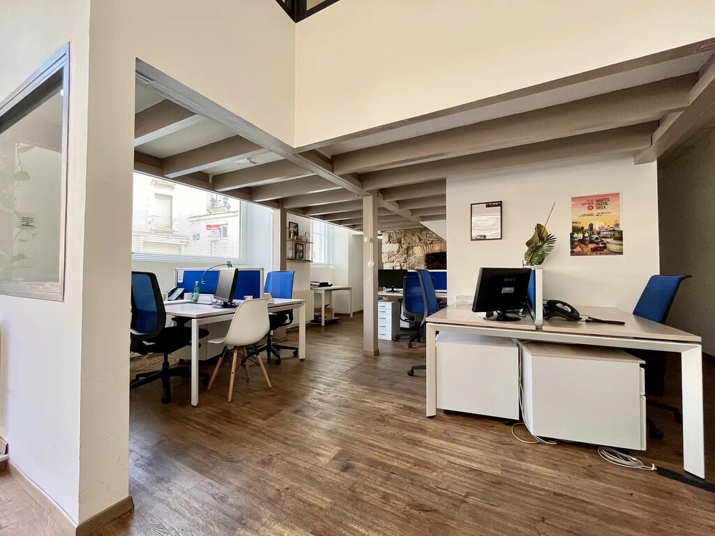 Location Bureaux 100 m² - Photo 1