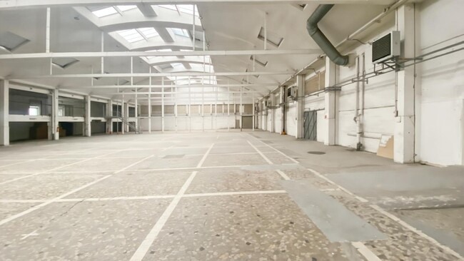 Location Entrepôt 2 400 m² à 4 400 m²